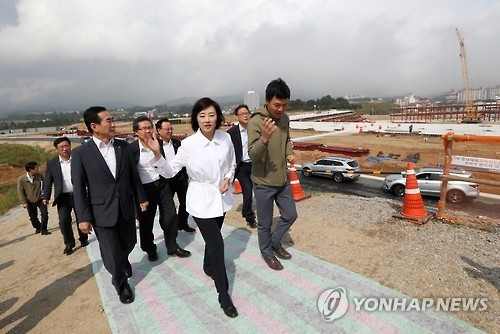 Cho Yoon-sun (C), minister of culture, sports and tourism, inspects the construction site for PyeongChang Olympic Plaza, venue for the opening and closing ceremonies for the 2018 PyeongChang Winter Olympics, in PyeongChang, South Korea, on Sept. 9, 2016. (Yonhap)