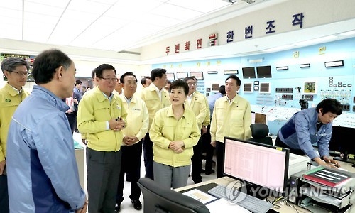 President Park Geun-hye (C) visits the Wolseong Nuclear Power Plant in Gyeongju, some 370 kilometers southeast of Seoul, on Sept. 20, 2016. (Yonhap)