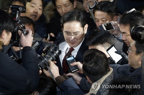 Lee Jae-yong, vice chairman of Samsung Electronics Co., leaves the special prosecutor's office in Seoul on Jan. 13, 2017, after being questioned. He was grilled over allegations that Samsung Group offered financial aid to President Park Geun-hye's longtime friend Choi Soon-sil in return for business favors. (Yonhap)