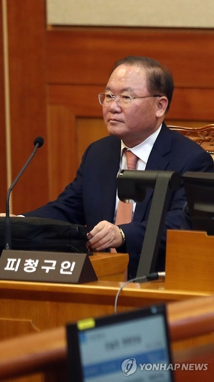 Lee Dong-heub waits for the start of the 13th hearing of President Park Geun-hye's impeachment trial at the Constitutional Court in Seoul on Feb. 14, 2017. (Yonhap)