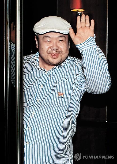 Shown here is a file photo of Kim Jong-nam, the half brother of North Korean leader Kim Jong-un, at a restaurant in Macau in 2010. A press statement released by the Malaysian police on Feb. 14, 2017, said a 46-year-old North Korean named Kim Chol died the previous day on his way to a hospital from a Malaysia International Airport service counter where he sought initial medical treatment. Reports said Kim Chol, an alias used by Kim Jong-nam, was attacked by two unidentified women with chemical sprays. The suspects immediately fled in a taxi, and Malaysian police suspect North Korea was behind the killing. (Photo courtesy of JoongAng Sunday) (Yonhap)