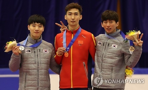 South Korean short track speed skaters Seo Yi-ra (L) and Park Se-yeong (R) pose with their silver and bronze medals on the medal podium, flanking the champion, Wu Dajing of China, at the Asian Winter Games at Makomanai Indoor Skating Rink in Sapporo, Japan, on Feb. 21, 2017. (Yonhap)