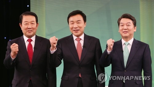 Park Joo-sun (L), Sohn Hak-kyu (C) and Ahn Cheol-soo of the People's Party pose for a photo ahead of a TV debate in Seoul on March 22, 2017. (Yonhap)