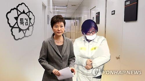 This image shows former President Park Geun-hye (L) and her friend Choi Soon-sil. (Yonhap)