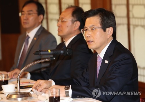 Acting President and Prime Minister Hwang Kyo-ahn (R) speaks during a meeting with business leaders at his official residence in Seoul on April 24, 2017. (Yonhap)
