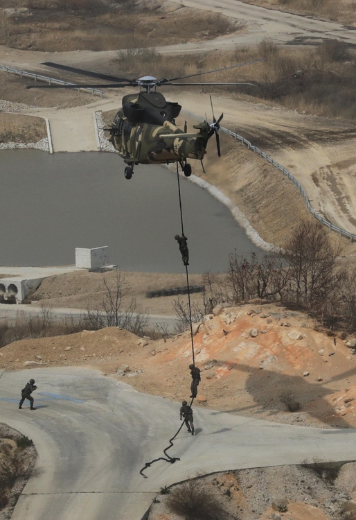 A team of South Korean commandos rappel to the ground from a KUH-1 Surion transport helicopter. (Yonhap)