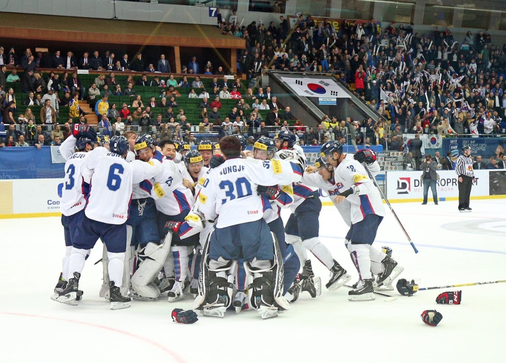 In this photo provided by Hockey Photo, South Korean players celebrate their 2-1 shoot-out victory over Ukraine at the International Ice Hockey Federation (IIHF) World Championship Division I Group A in Kiev, Ukraine, on April 28, 2017. (Yonhap)