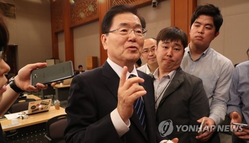 (LEAD) Moon's top security advisor points to need for dialogue with N. Korea - 1