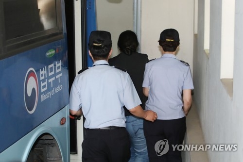 Lee You-mi (C) is taken into a detention center on June 27, 2017, after she was arrested by the prosecution over allegations that she fabricated a story about an illicit hiring of President Moon Jae-in's son by a public agency. (Yonhap) 