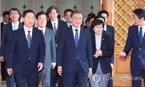 President Moon Jae-in (second from L) walks with his new Education Minister Kim Sang-kon (L) and Environment Minister Kim Eun-kyung (second from R) after presenting them with a certificate of appointment in a ceremony held at the presidential office Cheong Wa Dae on July 4, 2017. (Yonhap)
