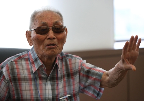 Choi Jang-seop speaks about his forced labor on Japan's Hashima Island during an interview with Yonhap News Agency in Seoul on July 27, 2017. (Yonhap)
