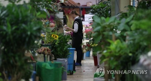 This photo, taken on Sept. 20, 2017, shows a flower shop in southern Seoul. (Yonhap)