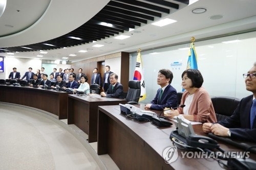 President Moon Jae-in and the leaders of major parties visit the crisis management center at the presidential office Cheong Wa Dae in Seoul on Sept. 27, 2017, in this photo provided by Moon's office. (Yonhap)
