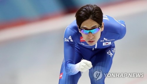 South Korean speed skater Lee Seung-hoon practices during an open national team training session at Taeneung International Rink in Seoul on Oct. 24, 2017. (Yonhap)