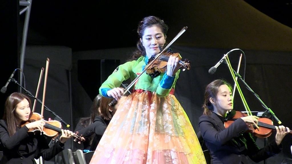 This photo provided by Haewa JHP shows South Korean violinist Park Ji-hae (C) performing in Seoul. (Yonhap)