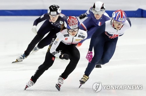 Choi Min-jeong of South Korea (L, front) competes in the women's 1,000-meter heats at the International Skating Union World Cup Short Track Speed Skating at Mokdong Ice Rink in Seoul on Nov. 17, 2017. (Yonhap)