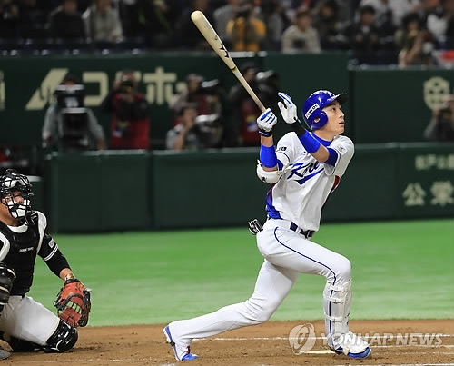 Lee Jung-hoo of South Korea watches his RBI triple against Chinese Taipei in the bottom of the sixth inning in the teams' round-robin game at the Asia Professional Baseball Championship at Tokyo Dome in Tokyo on Nov. 17, 2017. (Yonhap)