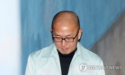 Advertising director Cha Eun-taek enters the courthouse to attend his trial on Nov. 1, 2017. (Yonhap)