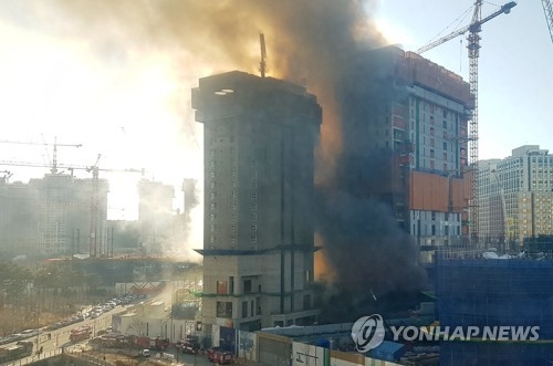 This photo, taken on Dec. 25, 2017, shows the fire occurring at the construction site of an apartment complex in Suwon, south of Seoul. It claimed one life and injured 14, firefighters said. (Yonhap)