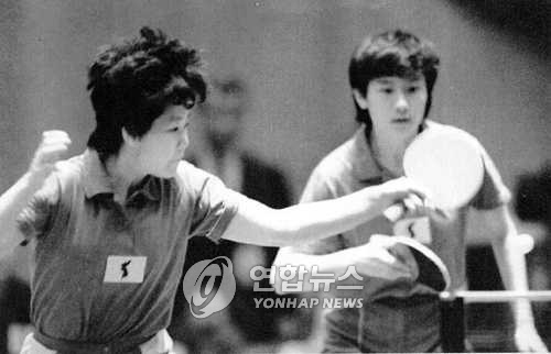 North Korean table tennis player Li Bun-hui (L) and South Korea's Hyun Jung-hwa play as a joint Korean team in this file photo taken on April 24, 1991, at the World Table Tennis Championships held in Chiba, Japan. (Yonhap)