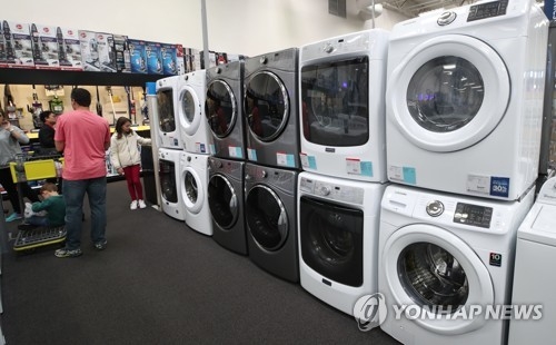 In this photo taken Jan. 14, 2017, South Korean washing machines are stacked up at a Best Buy shop in Las Vegas. (Yonhap) 