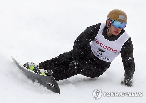 In this file photo taken Feb. 19, 2017, South Korean alpine snowboarder Lee Sang-ho competes in the men's giant slalom at the Asian Winter Games in Sapporo, Japan. (Yonhap)