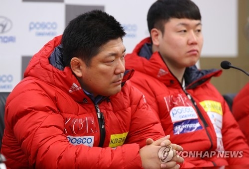 South Korean national bobsleigh and skeleton team head coach Lee Yong (L) speaks during a press conference at Olympic Parktel in Seoul on March 7, 2018. (Yonhap)