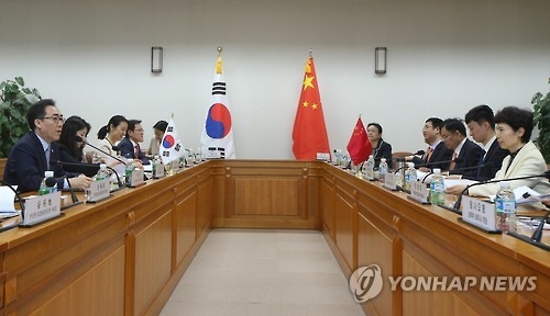 This file photo taken April 20, 2016, shows South Korea and Chinese officials at the 21st joint economic committee session in Seoul. (Yonhap)