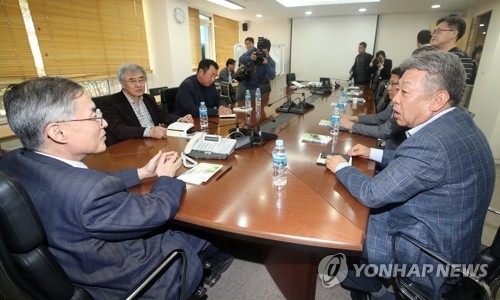 Members of the Korea Baseball Organization's disciplinary committee discuss the sign stealing attempt by the LG Twins during a meeting at the KBO headquarters in Seoul on April 20, 2018. (Yonhap)
