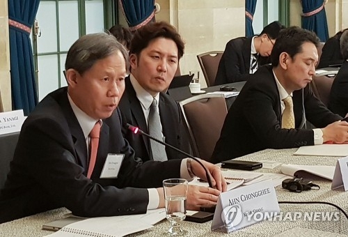 In this photo, provided by the Federation of Korean Industries, Ahn Chong-ghee, a senior official from South Korea's leading law firm Kim & Chang, speaks during a meeting with corporate representatives from the United States and Japan in Washington on May 15, 2018. (Yonhap) 