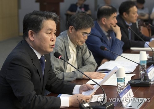 Rep. Kim Kyung-hyup (L) of the ruling Democratic Party speaks during a forum on South Korea's spending for the upkeep of 28,500 American troops in the South at the National Assembly in Seoul on May 24, 2018. (Yonhap)