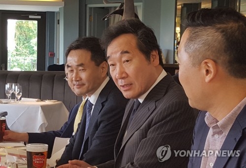 Prime Minister Lee Nak-yon speaks during a lunch meeting with traveling reporters in London on May 27, 2018. (Yonhap)