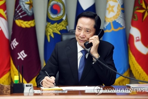 South Korea's Defense Minister Song Young-moo holds phone talks with U.S. Secretary of State James Mattis on Aug. 16, 2017, in this photo, provided by his ministry. (Yonhap)