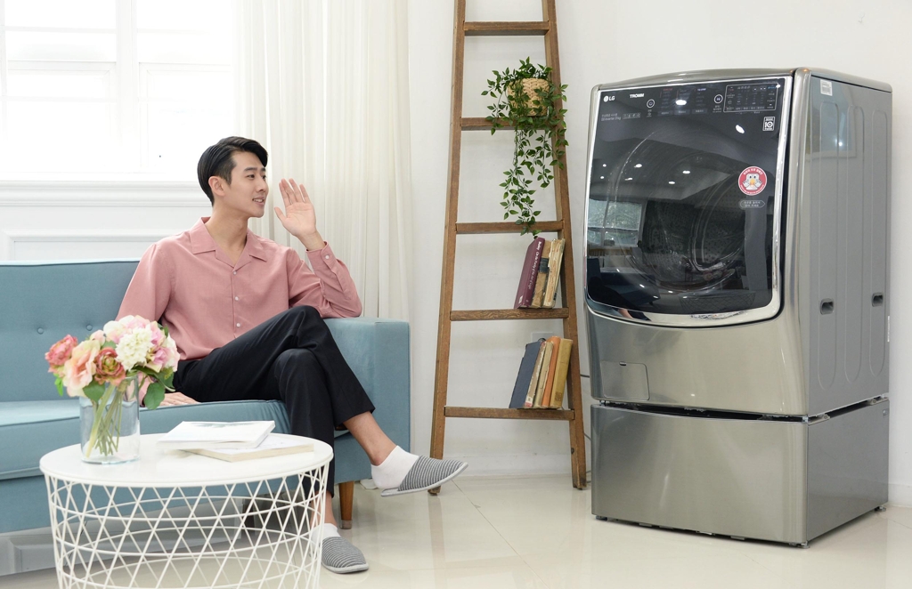 A model pose for a photo with the LG Tromm ThinQ washer in this photo released by LG Electronics Inc. on June 19, 2018. (Yonhap)