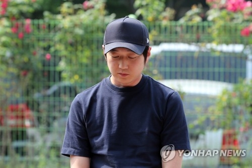 Cho Jae-beom, former coach of the South Korean women's short track speed skating team, enters the building of Gyeonggi Nambu Provincial Police Agency in Suwon, 45 kilometers south of Seoul, on June 18, 2018, for interrogation over allegations that he'd struck one of his skaters, Shim Suk-hee, on multiple occasions. Cho received a lifetime ban from the Korea Skating Union for the incident in January 2018. (Yonhap)