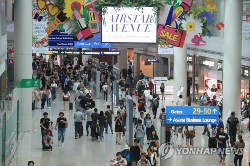 Travelers pack the duty-free area at the first passenger terminal of Incheon International Airport, west of Seoul, on June 19, 2018. (Yonhap) 