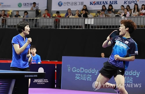 Cha Hyo-sim of North Korea (L) and Jang Woo-jin of South Korea celebrate a point against Wong Chun Ting and Doo Hoi Kem of Hong Kong during their mixed doubles round of 16 match at the International Table Tennis Federation (ITTF) World Tour Platinum Korea Open at Chungmu Sports Arena in Daejeon, 160 kilometers south of Seoul, on July 19, 2018. Jang and Cha won the match 3-1 (8-11, 11-8, 11-9, 11-8). (Yonhap)