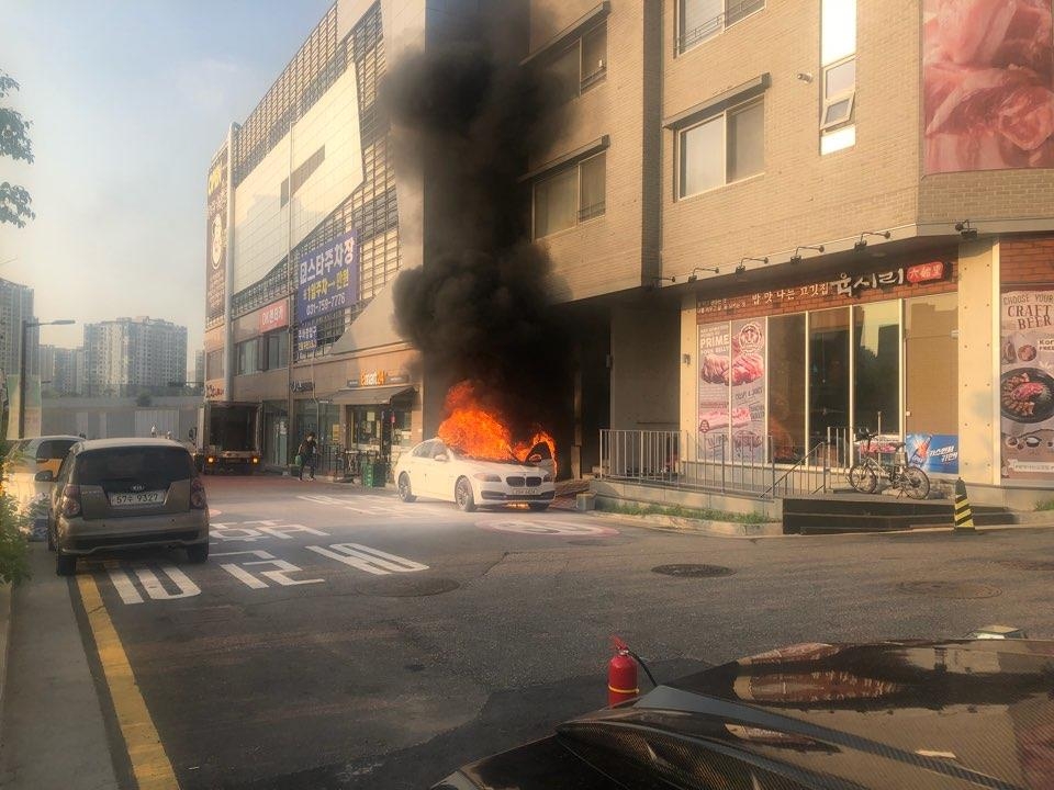 In this photo taken on July 19, 2018 and provided by Lee Gwang-deok, one of plaintiffs who filed a complaint against BMW with a local police station, Lee's BMW 520d sedan burns in Seongnam, just southeast of Seoul. (Yonhap)
