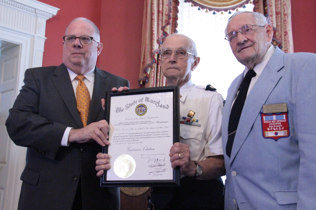 Maryland Gov. Larry Hogan (L) presents a citation to Korean War veterans during a ceremony at his official residence in Annapolis, Maryland, on Aug. 9, 2018. (Yonhap)
