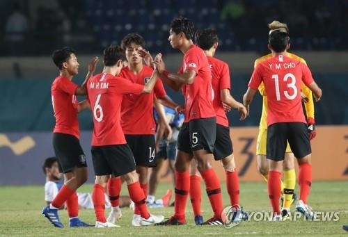 South Korea's under-23 national football team players celebrate after they beat Kyrgyzstan 1-0 in their Group E match at the 18th Asian Games in Indonesia on Aug. 20, 2018. (Yonhap)