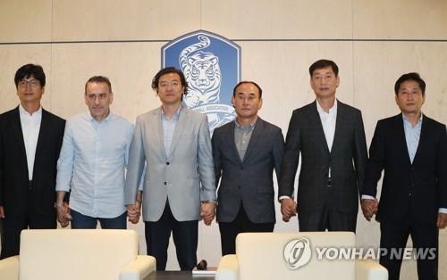 South Korea's football coaches and officials pose for a photo ahead of a meeting at the Korea Football Association (KFA) House in Seoul on Sept. 20, 2018. From left are U-19 team head coach Jeong Jung-yong, senior team head coach Paulo Bento, KFA national team coach appointment committee chief Kim Pan-gon, U-23 team head coach Kim Hak-bum, acting KFA technical development committee chief Choi Young-joon and KFA youth football coach director Seo Hyo-won. (Yonhap)