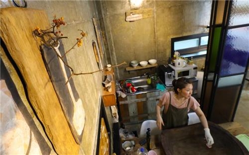 Lee un-joo puts sesame oil on her work at the Ceramist Village on Sept. 21, 2018. (Yonhap) 