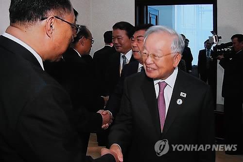 CJ Group Chairman Sohn Kyung-shik shakes hands with a North Korean official during his visit to Pyongyang on Sept. 18, 2018. (Yonhap file photo) 