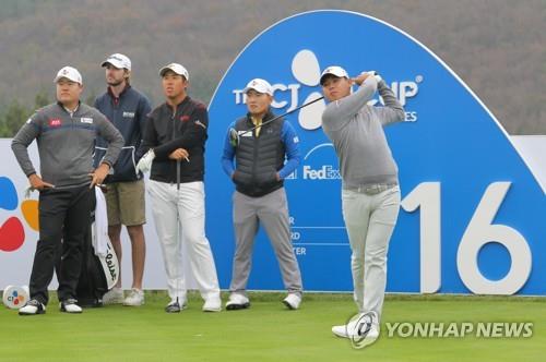 In this photo provided by JNA Golf, Kim Si-woo of South Korea (R) watches his tee shot at the 16th hole during the practice round before the PGA Tour's CJ Cup @ Nine Bridges at the Club at Nine Bridges in Seogwipo on Jeju Island, South Korea, on Oct. 16, 2018. (Yonhap)