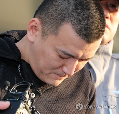 Kim Sung-gwan, suspected of killing three family members, is taken to the prosecution from a police station in Yongin, south of Seoul, on Jan. 19, 2018. He was later convicted for the murders. (Yonhap)