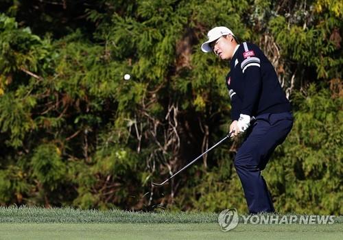 In this photo provided by JNA Golf, Im Sung-jae of South Korea hits an approach to the second green during the second round of the PGA Tour's CJ Cup @ Nine Bridges at the Club at Nine Bridges in Seogwipo, Jeju Island, on Oct. 19, 2018. (Yonhap)