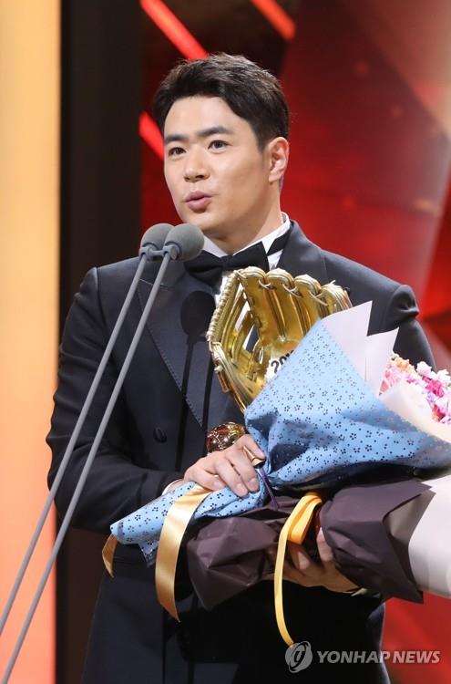 Kim Jae-hwan of the Doosan Bears gives an acceptance speech after winning his second Golden Glove in the Korea Baseball Organization at an awards ceremony in Seoul on Dec. 10, 2018. (Yonhap)