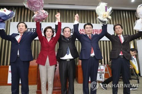 Rep. Na Kyung-won (2nd from L) celebrates her victory for the floor leadership position of the main opposition Liberty Korea Party (LKP) on Dec. 11, 2018. (Yonhap)