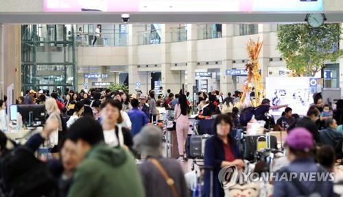 This undated file photo shows the arrival hall of Incheon International Airport, west of Seoul. (Yonhap)