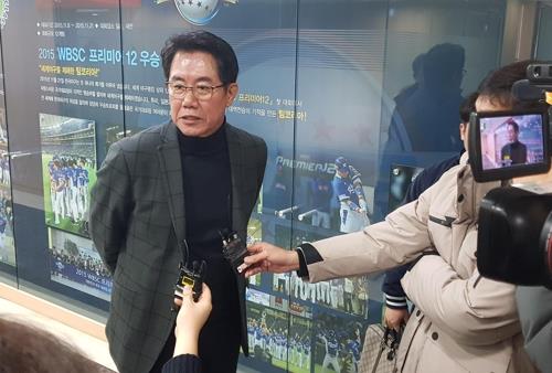 Kim Si-jin, technical director for the South Korean national baseball team, speaks to reporters after a meeting at the Korea Baseball Organization headquarters in Seoul on Jan. 23, 2019. (Yonhap)